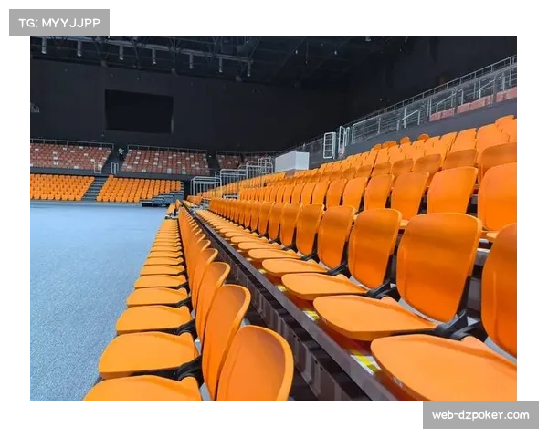 比赛因场馆顶棚轻微漏水暂停十分钟,后清理完毕恢复进行 比赛因场馆顶棚轻微漏水暂停十分钟,后清理完毕恢复进行